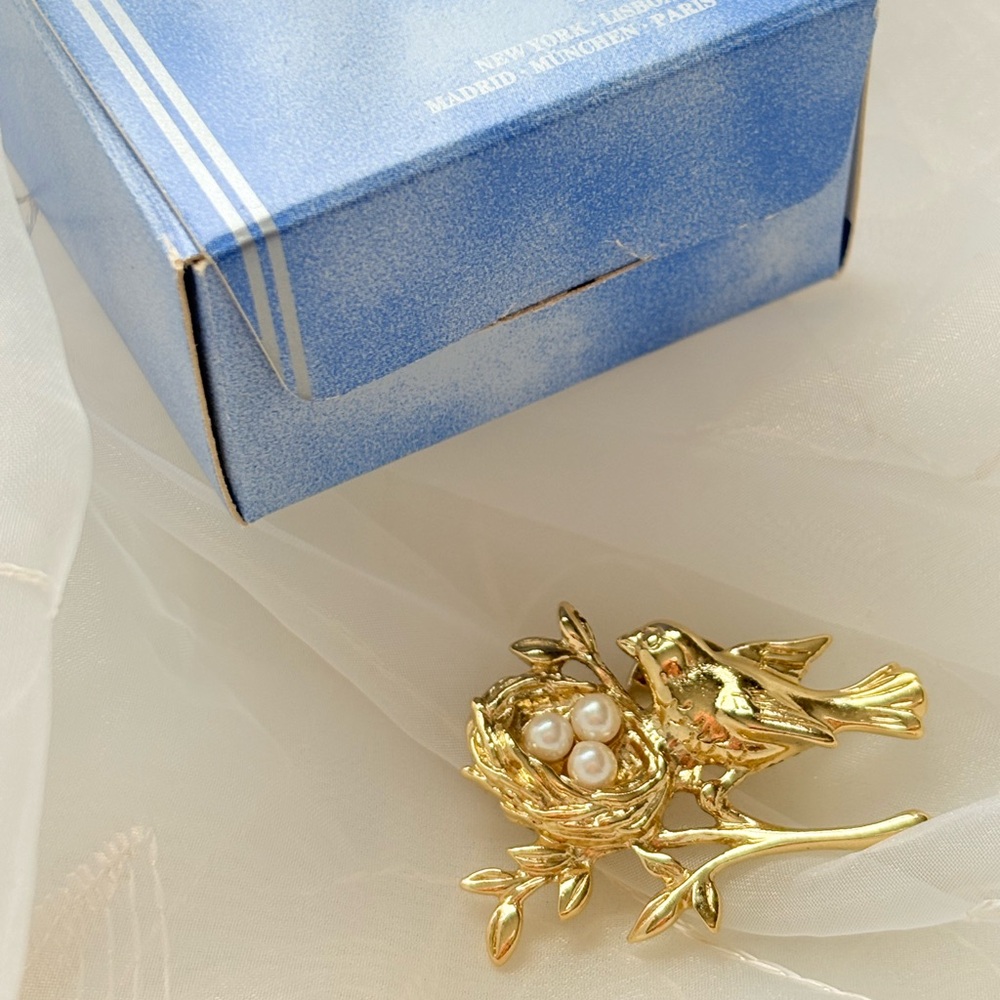 Vintage Avon 1992 Mother’s Love Bird Nest Brooch Gold Pearl Eggs Figural NIB